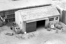 Concrete Workshop Building Garage Peaked Roof - UNPAINTED - 1:76 OO Gauge Model