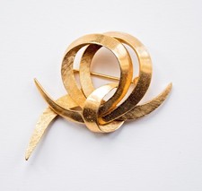 Vintage Trifari Gold Tone Knot