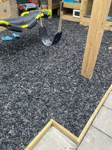 Black rubber mulch chippings - black,