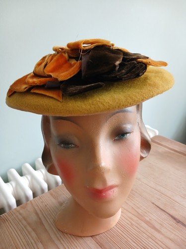 1940s yellow felt hat - 1940s,