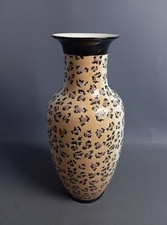 Porcelain vase with leopard