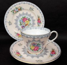 SHELLEY PEACH PINK GROUND 'CROCHET' PATTERN WINDSOR SHAPE TRIO