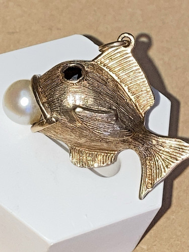 Gold fish charm carat with - gold,