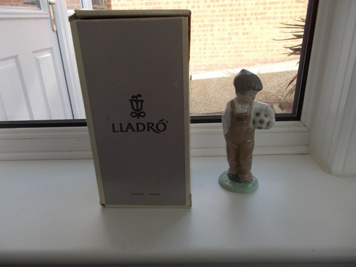 Nao porcelain figure - porcelain, with