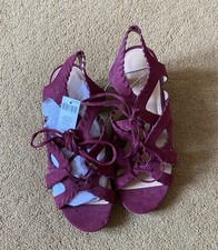 BN LADIES BURGUNDY FAUX SUEDE SANDALS SIZE 5