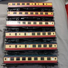 Six Hornby OO Gauge "Stanier" BR crimson/Cream Coaches