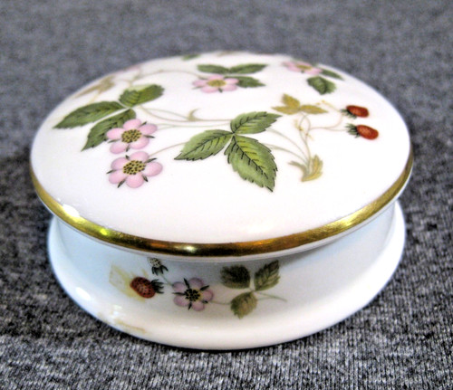 Wedgwood round trinket box - round,
