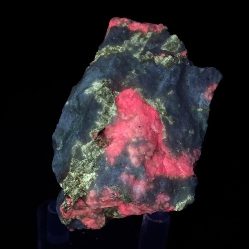 Tugtupite analcime - tugtupite,,