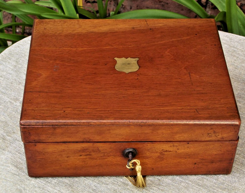 Small mahogany starter - , writing