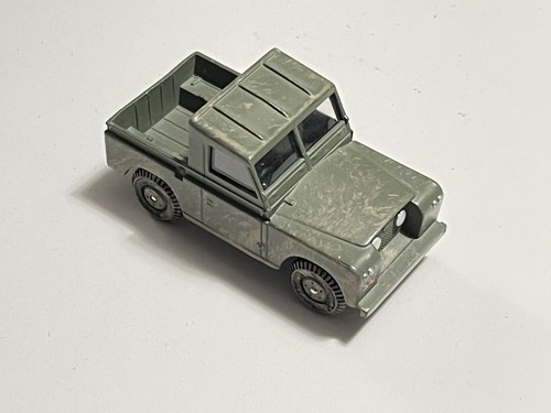 Land rover corgi fighting - rover,