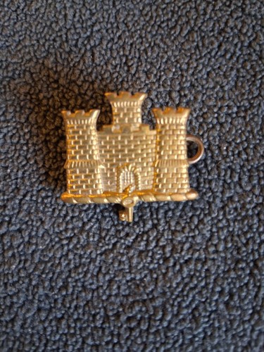 The suffolk regiment collar - suffolk,