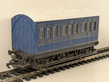 Hornby R212 – Caledonian 4-Wheel Coach (OO Gauge)