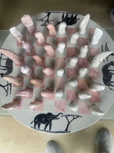 Kenyan chess set round - kenyan,