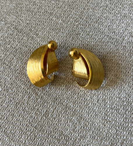 Vintage gold tone swirl clip - swirl,