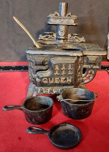 Vtg miniature queen cast - vtg, iron