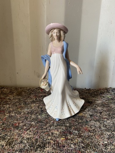 Lladro porcelain lady - porcelain,