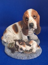 COUNTRY ARTISTS 02833 Hushed Puppy Basset Hound & Pup.