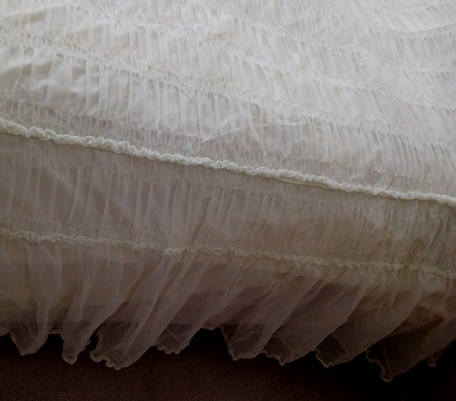Rare vintage ruffle - rare, throw