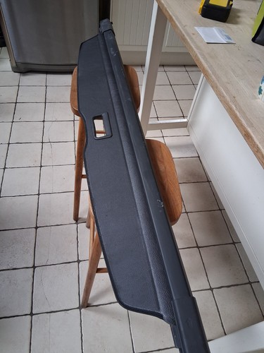 Retractable parcel shelf for