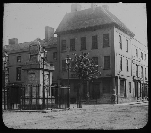 House monument dr johnson - house,
