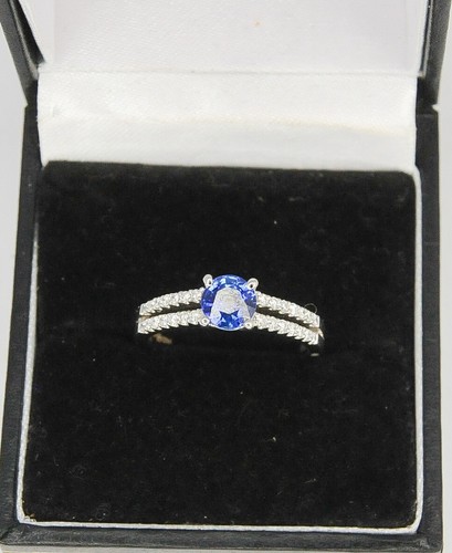 18ct white gold rich blue - white,