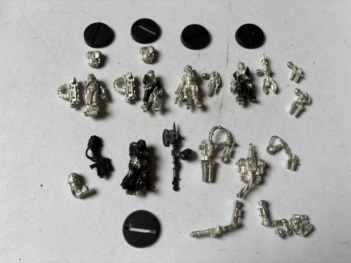 Techmarine with servitors - 4,