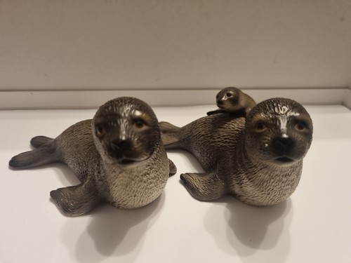Seal figurines with - figurines, and