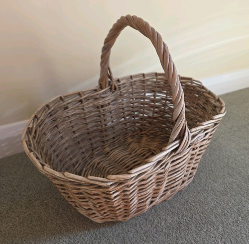 Vintage oval shape wicker - shape,