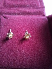 PRETTY ALASKAN YUKON NATURAL GOLD NUGGET FORMING CENTRE OF FLOWER w 6 PETALS