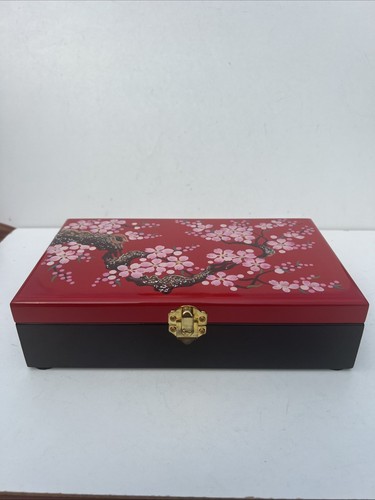 Lacquered jewellery box with - lacquered,