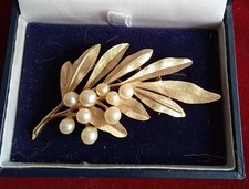 Crown Trifari Matt Gold Tone Imitation Pearl Spray Leaves Brooch AF