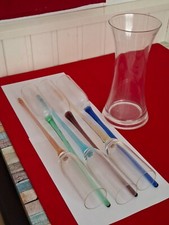 6 COLOURED LONG STEM CHAMPAGNE FLUTE GLASSES WITH CLEAR DISPLAY VASE