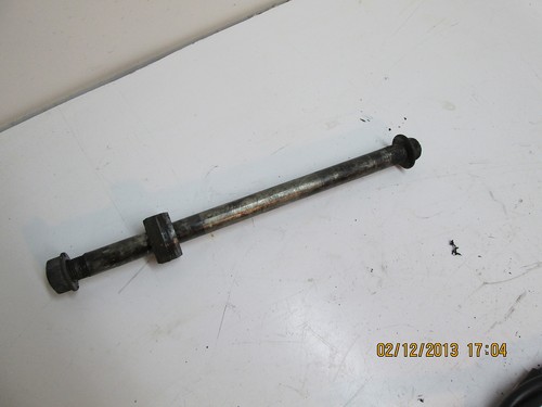 Rear wheel pin - rear, vn