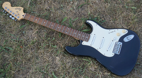 Fender strat squier made - by,