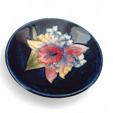 A SMALL MOORCROFT WIDE RIMMED SHALLOW BOWL IN THE FRILLED ORCHID PATTERN
