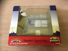 Lot..885B..OO GAUGE BACHMANN...44-082 DERELICT SIGNAL BOX...................#10#