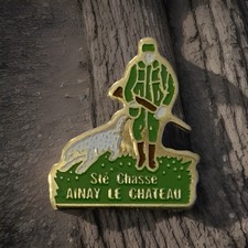 Ainay-le-Château ~ Sté Chasse ~ Hunting Society / Association Enamel Badge U2 8