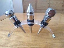 Set of 3 Bottle Stoppers For Wine, Champagne, Prosecco In Plastic Oval Rack