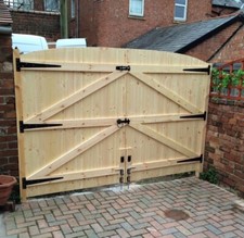 WOODEN DRIVEWAY GATES 6FT HIGH