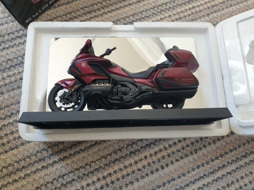 Honda gold wing tour 50th - gold,