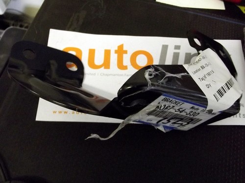Anti roll bar mounting bracket