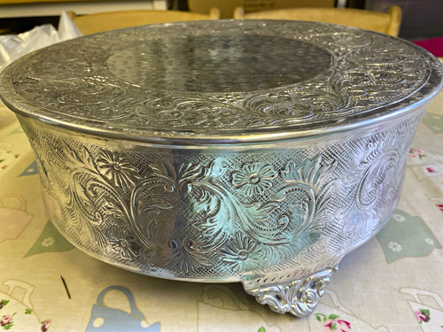 Round silver wedding cake - round,