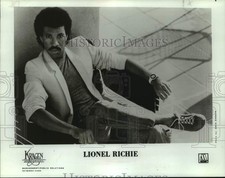 1983 Press Photo American singer Lionel Richie posing on a chair for a picture