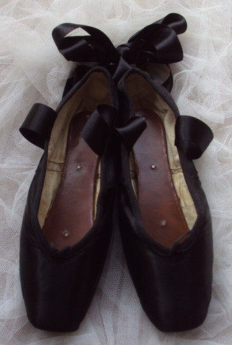 Pointe shoes vintage - pointe,