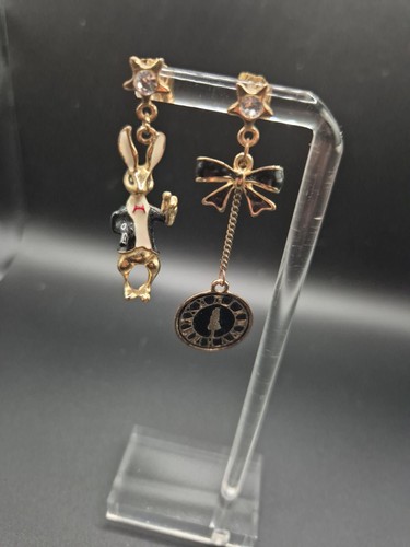 Asymmetric alice wonderland - in,