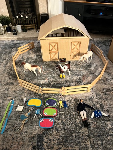 Breyer wooden stable - ,, horses