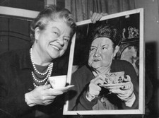 VIOLET CARSON - ENA SHARPLES - CORONATION STREET - 10" x 7" b/w Photo 1960's