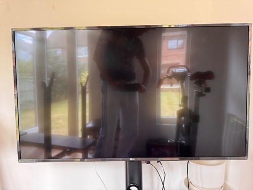 Inch with a stand - 4k,