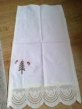 1 Pair Of Xmas T Towels Embroidered Xmas Tree/robins With Cotton Lace On Bottom