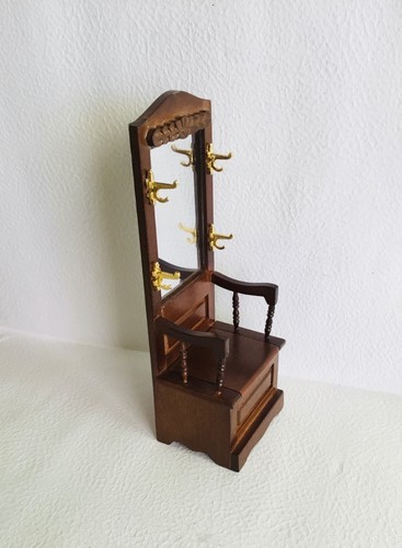 Dolls house scale - dolls,
